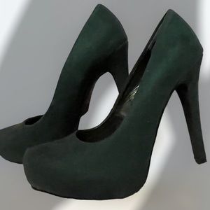 Evergreen suede pumps